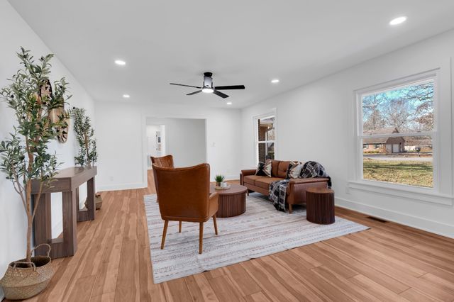 518 Sharondale Dr, Tullahoma, TN 37388