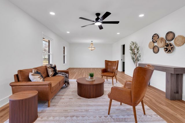 518 Sharondale Dr, Tullahoma, TN 37388