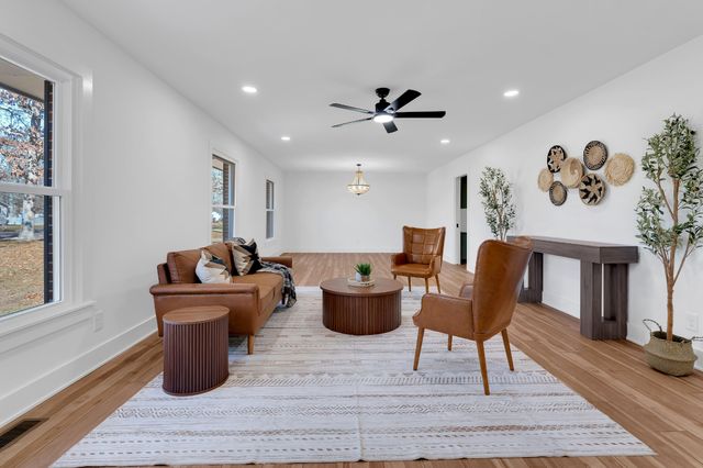 518 Sharondale Dr, Tullahoma, TN 37388