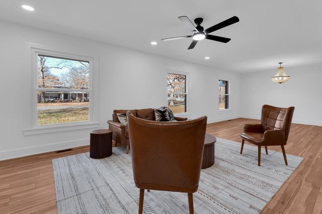 518 Sharondale Dr, Tullahoma, TN 37388