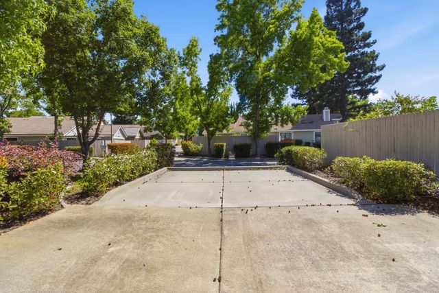 1615 Woodhill Dr, Roseville, CA 95661
