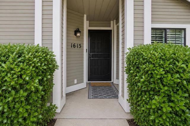 1615 Woodhill Dr, Roseville, CA 95661