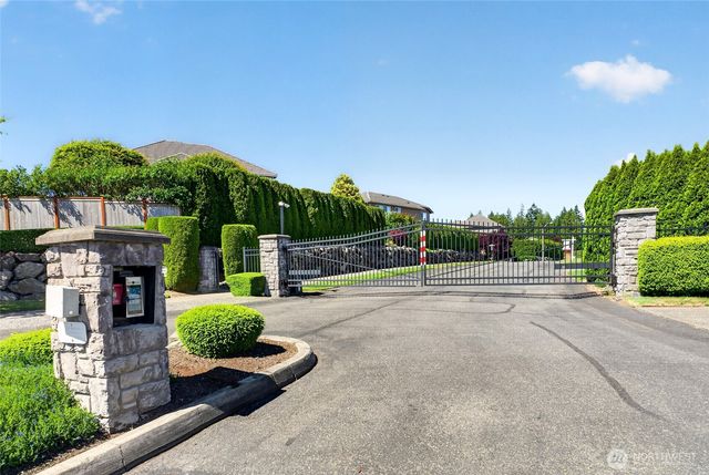 32 Mount Rainier Loop E, Bonney Lake, WA 98391