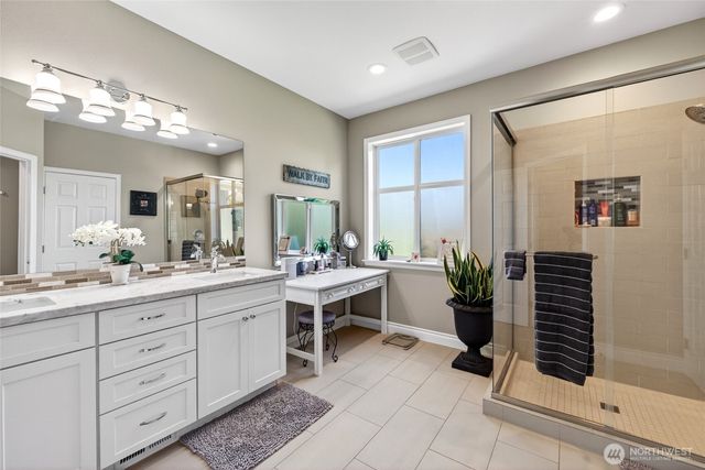 32 Mount Rainier Loop E, Bonney Lake, WA 98391