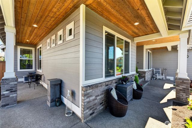 32 Mount Rainier Loop E, Bonney Lake, WA 98391