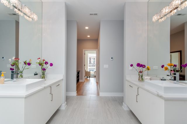 650 N Morgan Street 202, Chicago, IL 60642