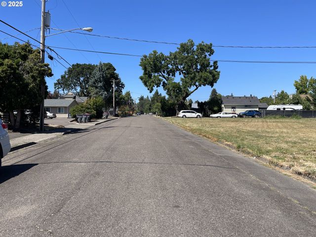 Cedarwood Ave, Mc Minnville, OR 97128