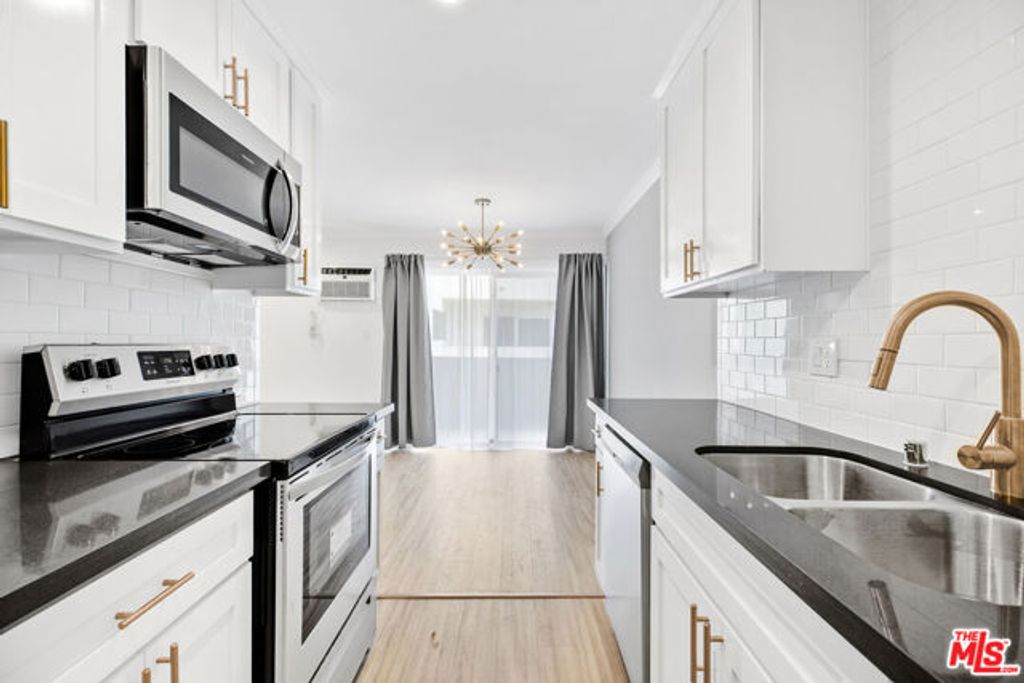 960 Larrabee Street 214, West Hollywood, CA 90069