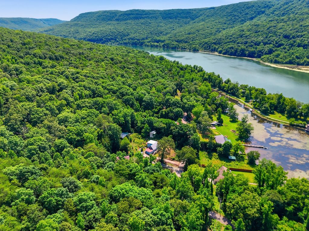 10153 Mullins Cove Road, Whitwell, TN 37397