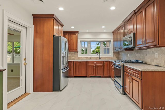 23 Allen Road, Rockville Centre, NY 11570