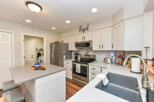 8172 River Bay Drive E, Indianapolis, IN 46240