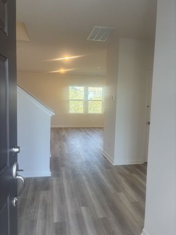 207 Land Breeze Dr, La Vergne, TN 37086