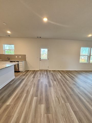 207 Land Breeze Dr, La Vergne, TN 37086