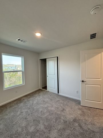 207 Land Breeze Dr, La Vergne, TN 37086
