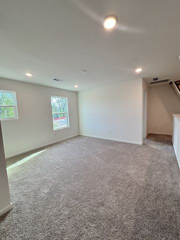 207 Land Breeze Dr, La Vergne, TN 37086