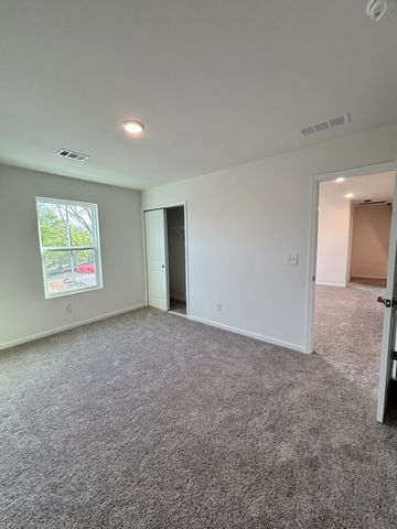 207 Land Breeze Dr, La Vergne, TN 37086