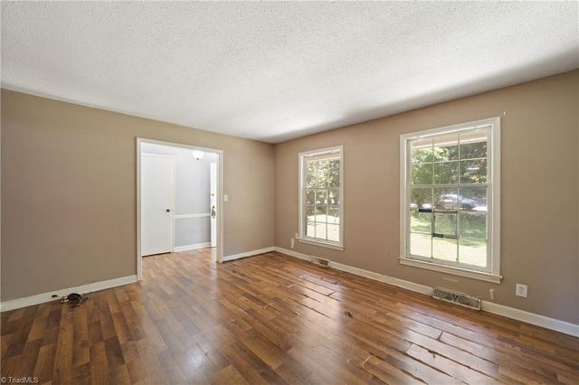 430 Flyntvalley Drive, Winston-salem, NC 27104
