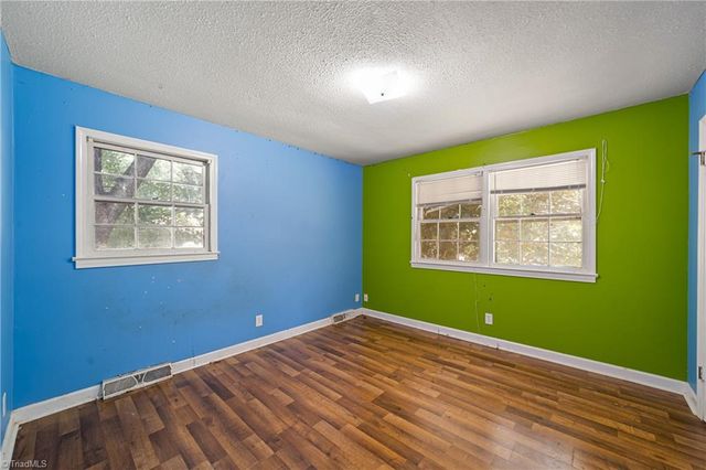 430 Flyntvalley Drive, Winston-salem, NC 27104