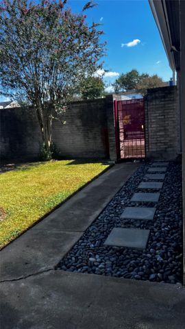 8210 Twin Tree Lane, Houston, TX 77071