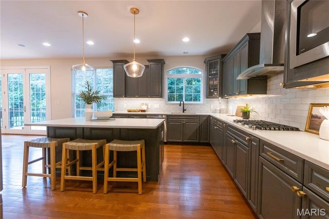 220 Woodcliffe Place Drive, Chesterfield, MO 63005