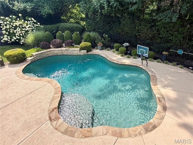 220 Woodcliffe Place Drive, Chesterfield, MO 63005