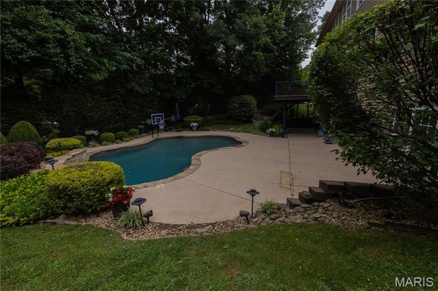 220 Woodcliffe Place Drive, Chesterfield, MO 63005