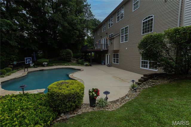 220 Woodcliffe Place Drive, Chesterfield, MO 63005