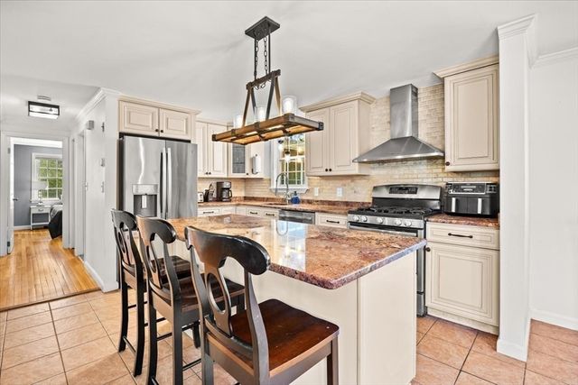 402-402A Holmes St, Halifax, MA 02338