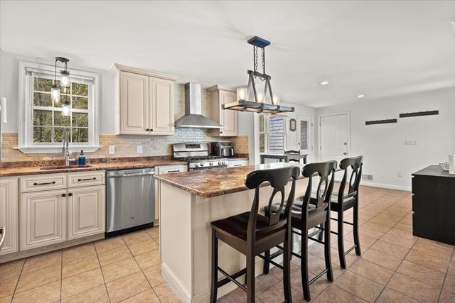 402-402A Holmes St, Halifax, MA 02338