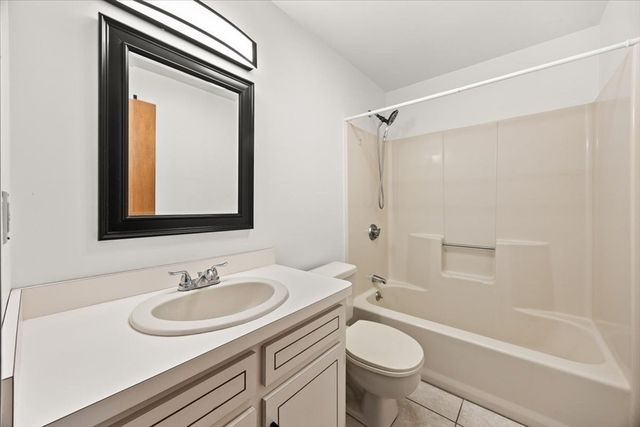 402-402A Holmes St, Halifax, MA 02338
