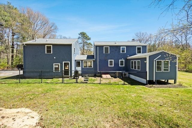 402-402A Holmes St, Halifax, MA 02338