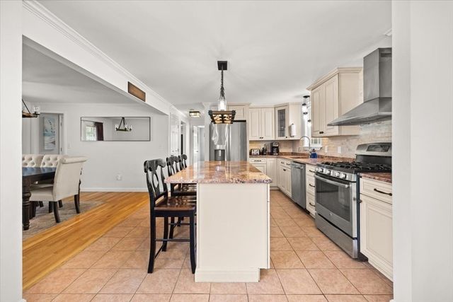 402-402A Holmes St, Halifax, MA 02338
