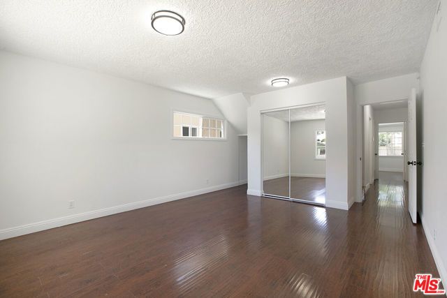 19027 Wyandotte Street, Reseda (los Angeles), CA 91335