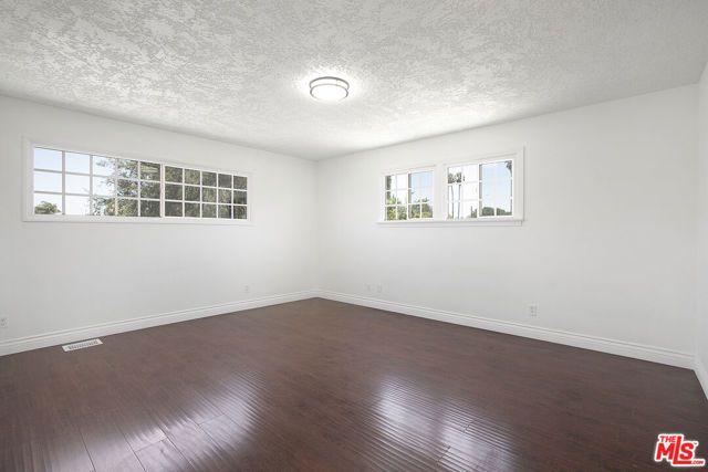 19027 Wyandotte Street, Reseda (los Angeles), CA 91335