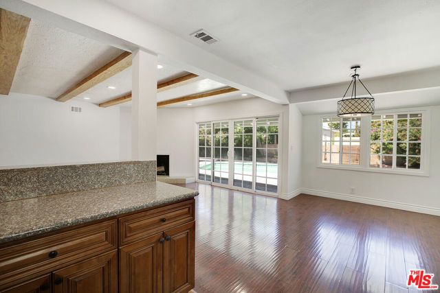 19027 Wyandotte Street, Reseda (los Angeles), CA 91335