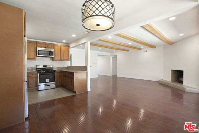 19027 Wyandotte Street, Reseda (los Angeles), CA 91335
