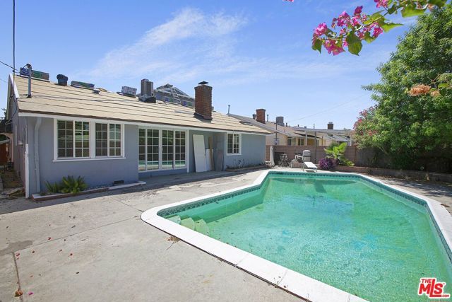 19027 Wyandotte Street, Reseda (los Angeles), CA 91335