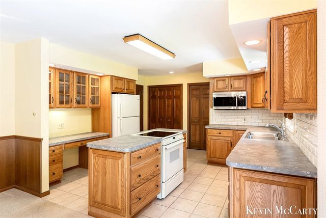 1746 Edgewood Avenue, Grand Rapids, MI 49506