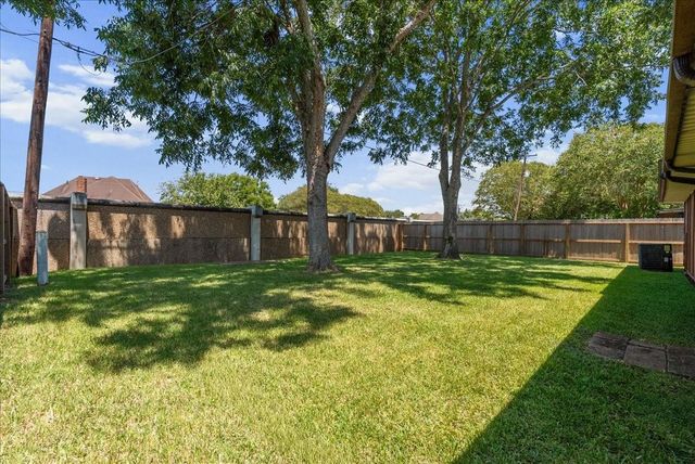 2790 Pinewood Drive, League City, TX 77573