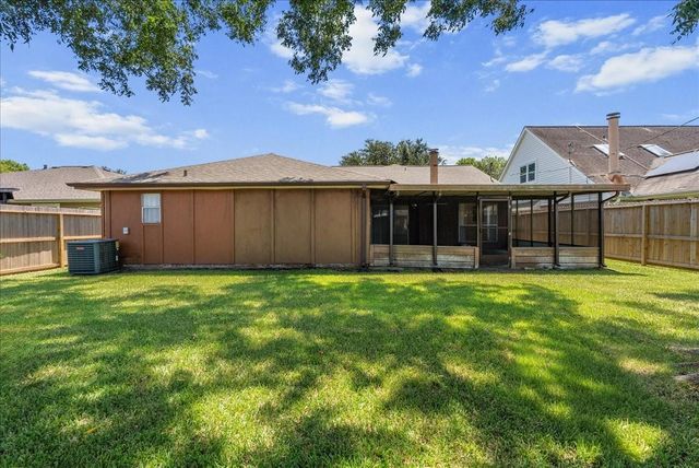 2790 Pinewood Drive, League City, TX 77573