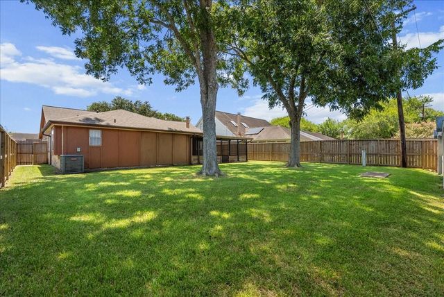 2790 Pinewood Drive, League City, TX 77573