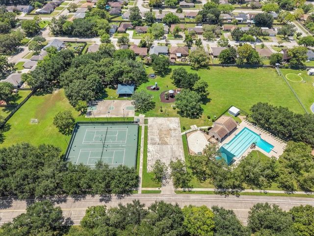 2790 Pinewood Drive, League City, TX 77573