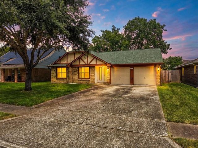 2790 Pinewood Drive, League City, TX 77573