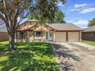 2790 Pinewood Drive, League City, TX 77573