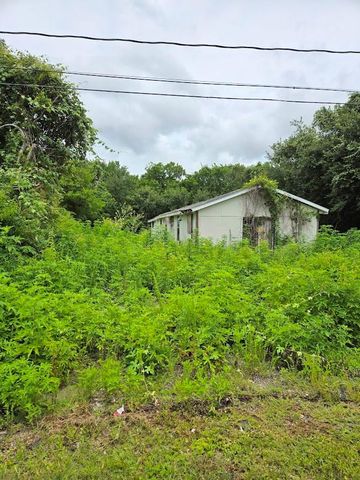 6214 N Martin Luther King Avenue, Hitchcock, TX 77563