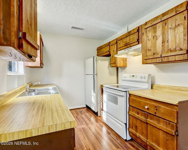 20 N DOLPHIN Avenue, Middleburg, FL 32068