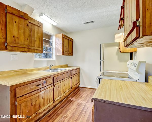 20 N DOLPHIN Avenue, Middleburg, FL 32068