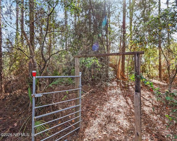 20 N DOLPHIN Avenue, Middleburg, FL 32068