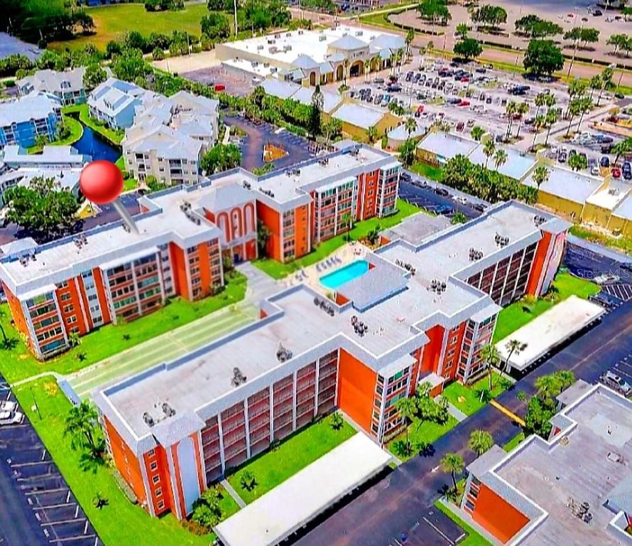 Image 2 of property listing at 6960 20TH AVENUE N 302, St Petersburg, FL 33710