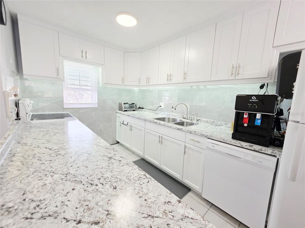 Image 11 of property listing at 6960 20TH AVENUE N 302, St Petersburg, FL 33710